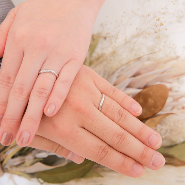 【銀座ダイヤモンドシライシの口コミ】 指輪の断面が工夫されていてとてもつけ心地がよいです。どちらも仕事など…