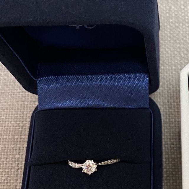 【4℃ BRIDAL(ヨンドシーブライダル)の口コミ】 大きなダイヤの脇に小さなダイヤがいくつか付いているのが可愛らしくて、…