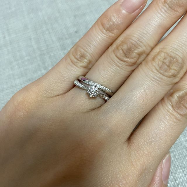 【4℃ BRIDAL(ヨンドシーブライダル)の口コミ】 大きなダイヤの脇に小さなダイヤがいくつか付いているのが可愛らしくて、…