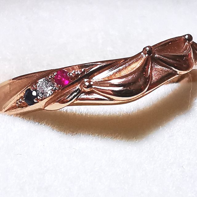 【ケイウノ ブライダル(K.UNO BRIDAL)の口コミ】 Ｖ字のリングで、Disneyに関連したものをと考えていました。中でも美女と…