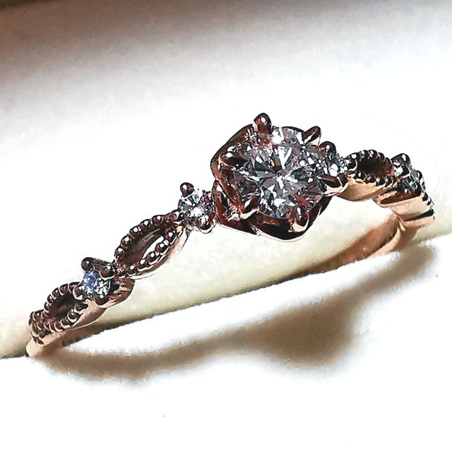 【ケイウノ ブライダル(K.UNO BRIDAL)の口コミ】 Ｖ字のリングで、Disneyに関連したものをと考えていました。中でも美女と…