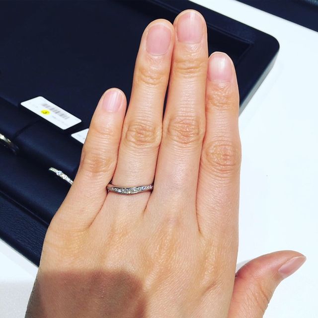 【ラザール ダイヤモンド(LAZARE DIAMOND)の口コミ】 ハーフエタニティでかつ一粒ダイヤの婚約指輪と重ねづけできるものを探し…