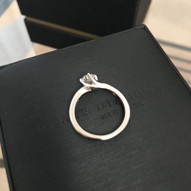 【ラザール ダイヤモンド(LAZARE DIAMOND)の口コミ】 デザインとダイヤモンドの美しさが決め手です。
曲線的なツメのデザインが…