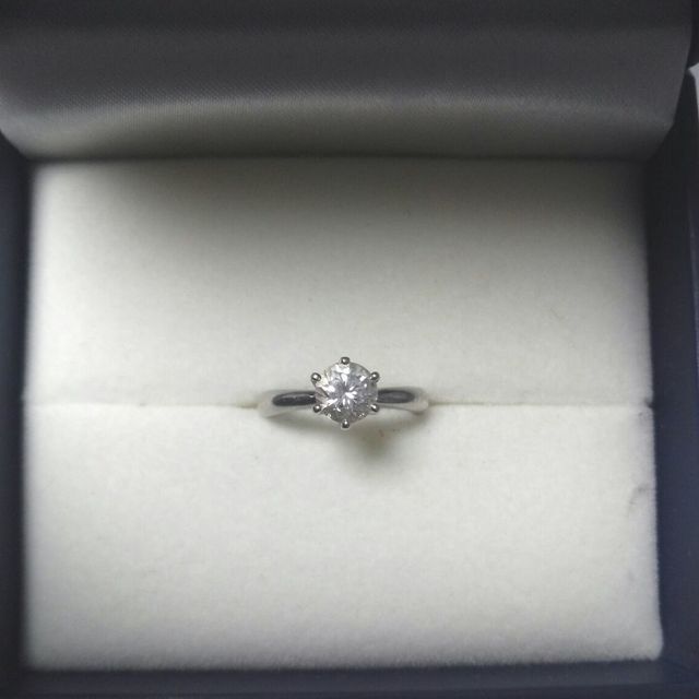 【ジュエリーツツミ(JEWELRY TSUTSUMI)の口コミ】 普段使いもできるような、シンプルなデザインでダイヤの大きさは１ｃｔぐ…