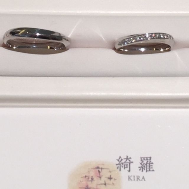 【俄(にわか)の口コミ】 ダイヤのラインがとても綺麗で指が綺麗に細く見えます。指輪自体が少し太…