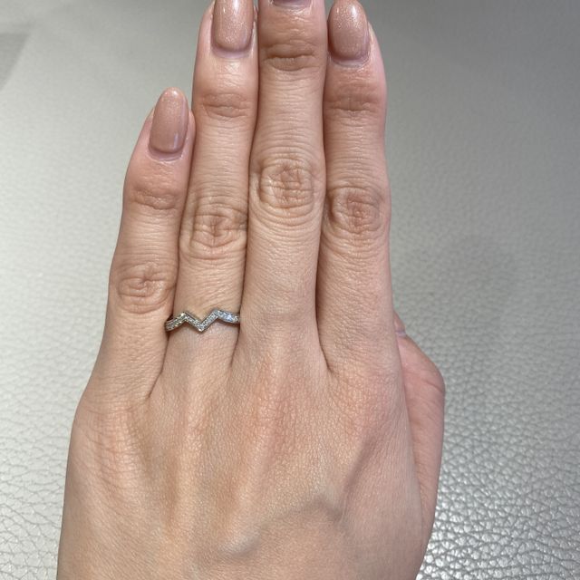 【ショーメ(CHAUMET)の口コミ】 プラチナ素材。他にはないＭ字のようなティアラの台座のデザインです。同…