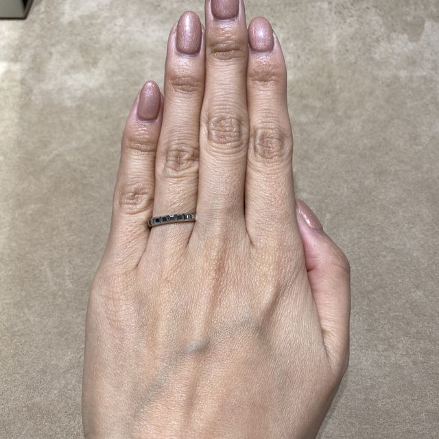 【ブシュロン(BOUCHERON)の口コミ】 プラチナ素材です。パリの石畳をイメージしているそうで、カッティングに…