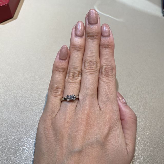 【カルティエ(Cartier)の口コミ】 0.3カラットをつけさせていただきました。ダイヤの周りにデザインがあるの…