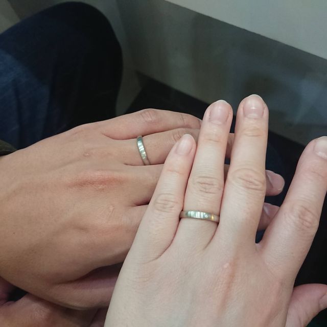 【杢目金屋(もくめがねや)の口コミ】 もくめがねやさん特有の木目がはっきり分かるデザイン。１つだけダイヤが…