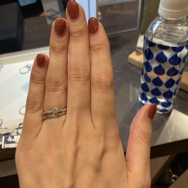 【ROYAL ASSCHER(ロイヤル・アッシャー)の口コミ】 さりげなく上品な0.3ctのダイヤモンド、指を細く長く見せてくれるウェーブ…