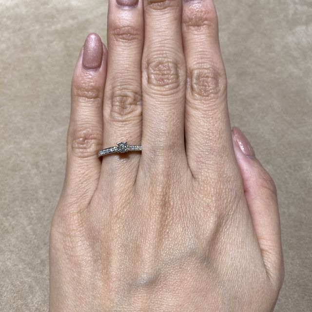 【ブシュロン(BOUCHERON)の口コミ】 ダイヤは0.2カラットです。ザ・エンゲージという理想の形です。周りにダイ…