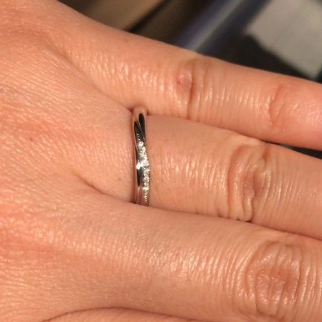 【銀座ダイヤモンドシライシの口コミ】 メレダイヤモンドのさりげない輝きが上品で綺麗ですし、ウェーブ状になっ…