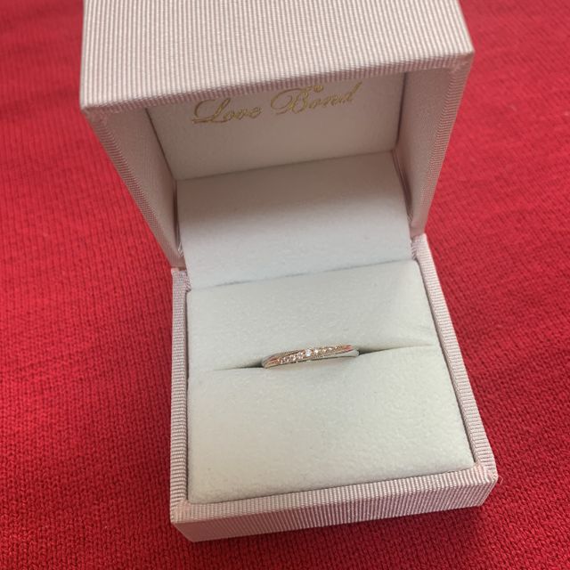 【Love Bond(ラブボンド)の口コミ】 シンプルでありながら、品のある指輪。
シルバーとピンクゴールドが手に馴…