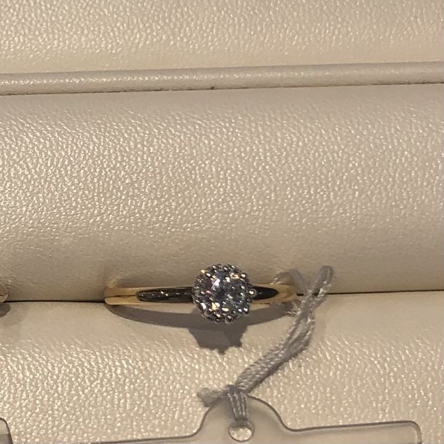 【LUCIE(ルシエ)の口コミ】 イエローゴールドの地金にダイヤモンドというシンプルなデザインです。大…