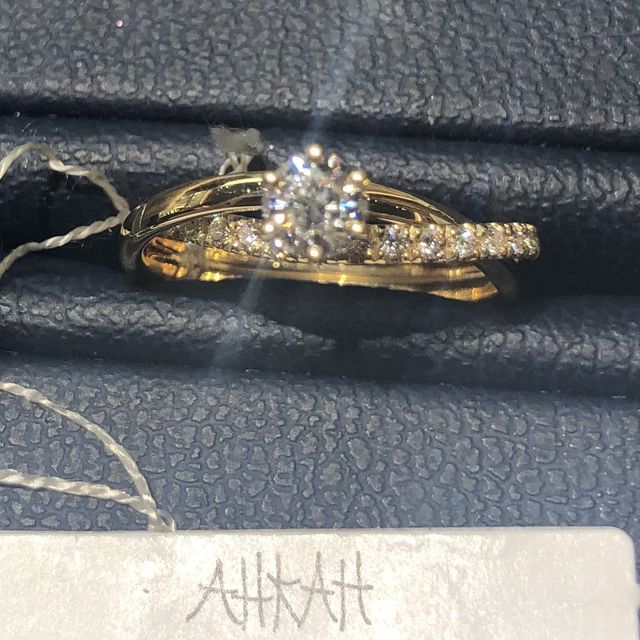 【AHKAH(アーカー)の口コミ】 インスタでたまたま見つけて気になっていて、店頭で同じものを試着させて…