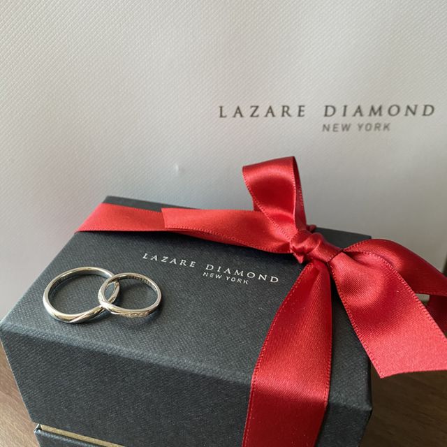 【ラザール ダイヤモンド(LAZARE DIAMOND)の口コミ】 細めで動きのあるシンプルなものを求めて数店舗まわりました。
何店舗も見…