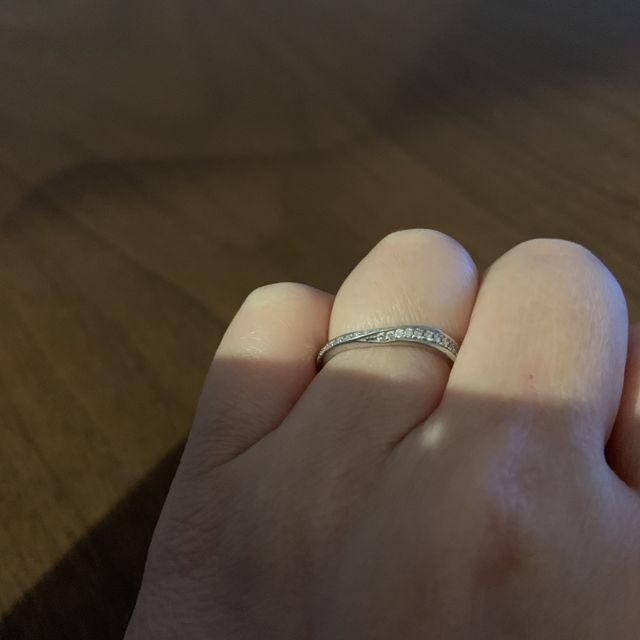 【4℃ BRIDAL(ヨンドシーブライダル)の口コミ】 曲線のデザインとダイヤのバランスがよく決めました。
価格もウエディング…