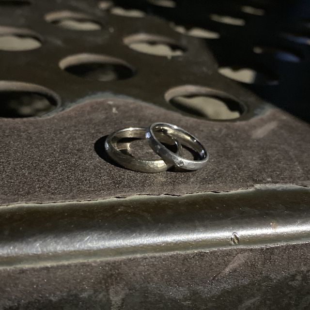 【YUKA HOJO(ユカホウジョウ)の口コミ】 シンプルな槌目の入ったプラチナの指輪を探していて、こちらの指輪に出会…
