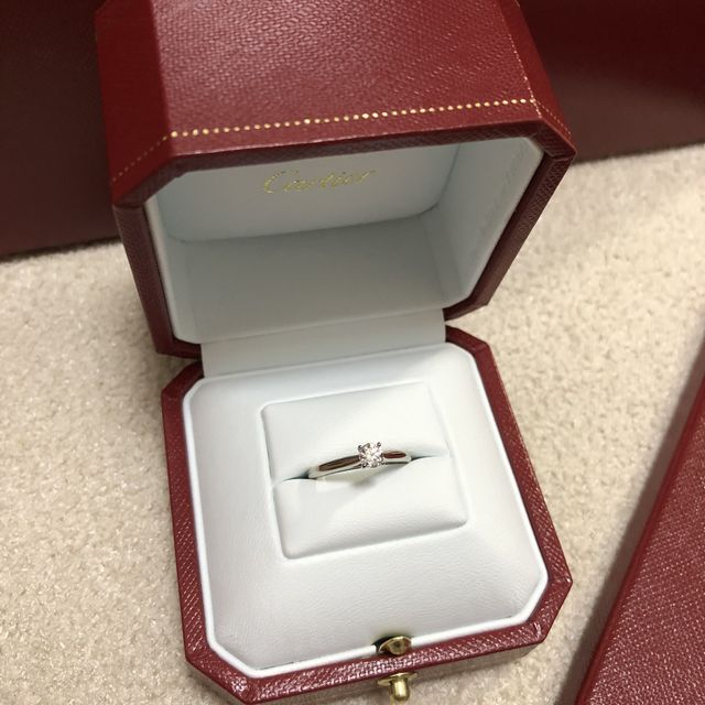 【カルティエ(Cartier)の口コミ】 昔からの憧れのブランドでした。
実際に店舗に行って指輪を試着してみると…
