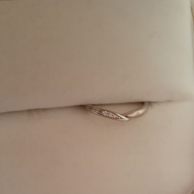 【WATANABE / 卸商社直営　渡辺の口コミ】 はめた時に、１番自分の指にしっくりきたデザインだったので決めました。…