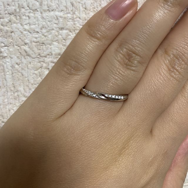 【エクセルコダイヤモンド(EXELCO DIAMOND)の口コミ】 シンプルでつけた感じも軽く他の人と被らない指輪を探していました。正面…