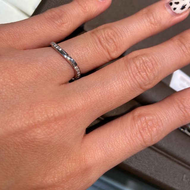 【アイプリモ(I-PRIMO)の口コミ】 あまり派手すぎず、シンプルで婚約指輪との相性が良いデザインを探してお…