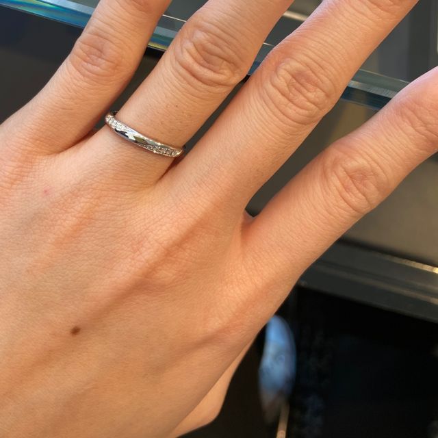 【エクセルコダイヤモンド(EXELCO DIAMOND)の口コミ】 サイドにダイヤモンドが入っているデザインで、重ねづけした際、婚約指輪…