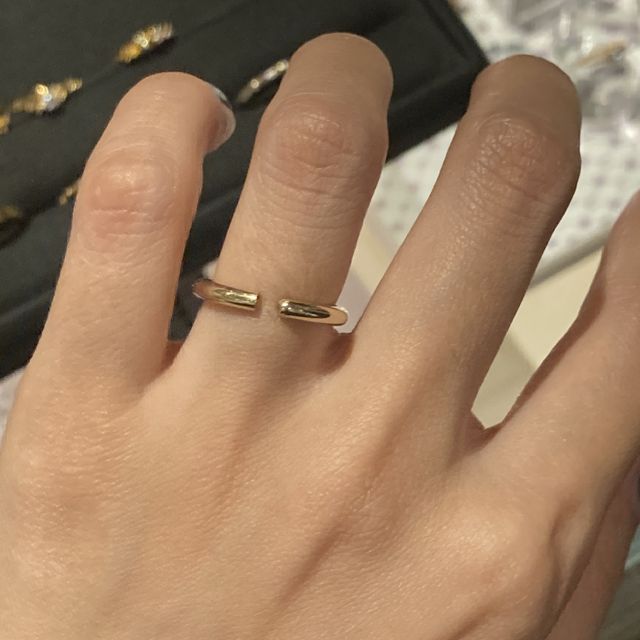 【アッシュペーフランス(H.P.FRANCE)の口コミ】 これはアッシュペーのリア・ディ・グレゴリオの結婚指輪です。ラウンドと…