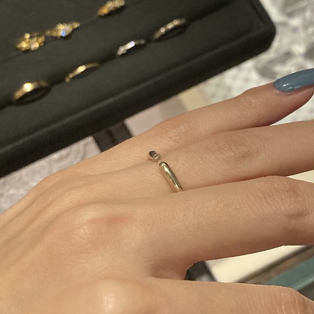 【アッシュペーフランス(H.P.FRANCE)の口コミ】 これはアッシュペーのリア・ディ・グレゴリオの結婚指輪です。ラウンドと…