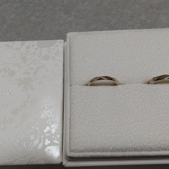 【AFFLUX(アフラックス)の口コミ】 試着しているうちにゴールドがいいとなり、最初はもっとシンプルな定番デ…