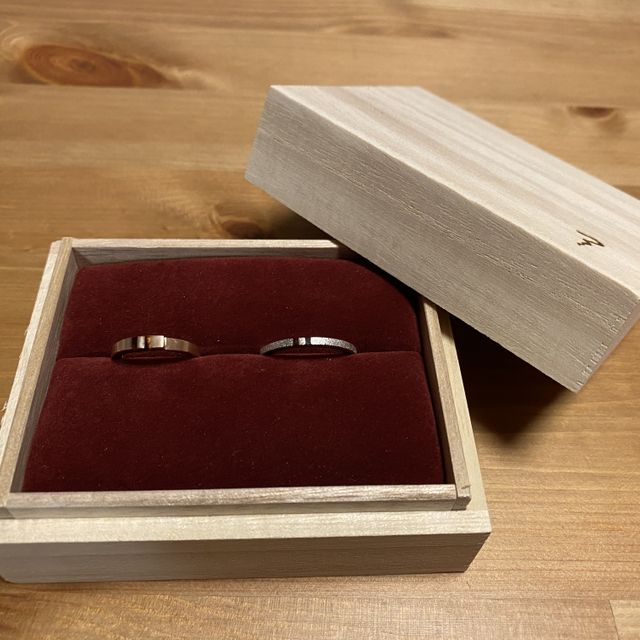 【ichi(イチ)の口コミ】 結婚指輪の特集冊子で唯一目に止まったブランドでした。
ベッコウの入った…