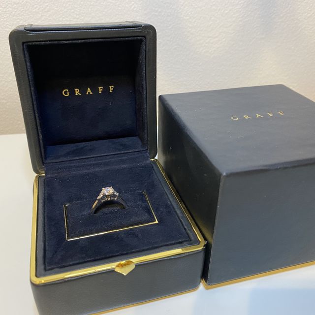 【グラフ(GRAFF)の口コミ】 真ん中の0.5カラットの瑞々しさが忘れられずに、こちらにしました。サイド…