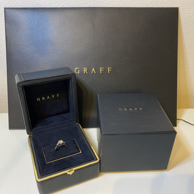 【グラフ(GRAFF)の口コミ】 真ん中の0.5カラットの瑞々しさが忘れられずに、こちらにしました。サイド…