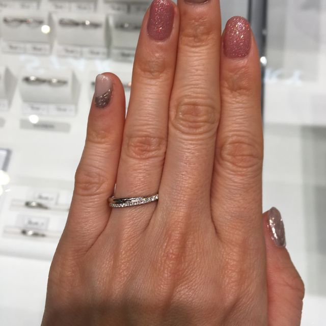 【STAR JEWELRY(スタージュエリー)の口コミ】 ハーフエタニティの指輪を試着しました。ダブルハグのレディースは3.2mm幅…
