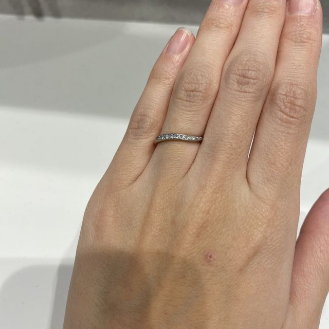 【モニッケンダム(MONNICKENDAM)の口コミ】 婚約指輪と重ね付けしても違和感がないようなもので、細身のダイヤが入っ…