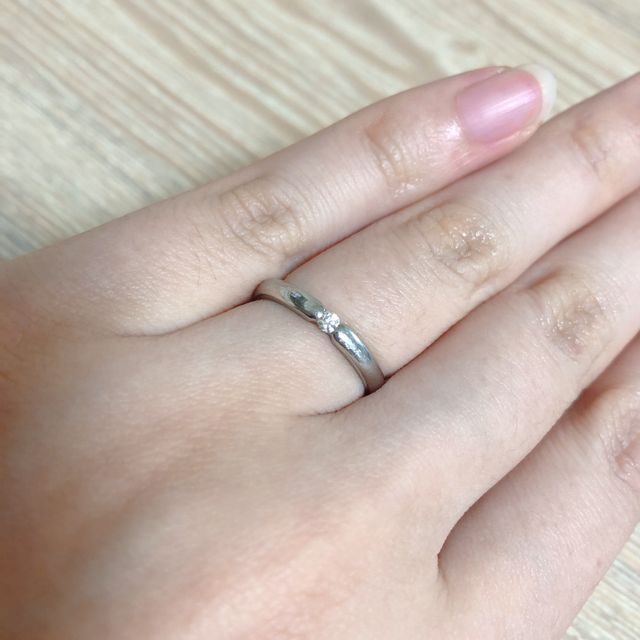【銀座ダイヤモンドシライシの口コミ】 毎日つけるものなので、シンプルだけど、飽きがこないデザインがいいと思…
