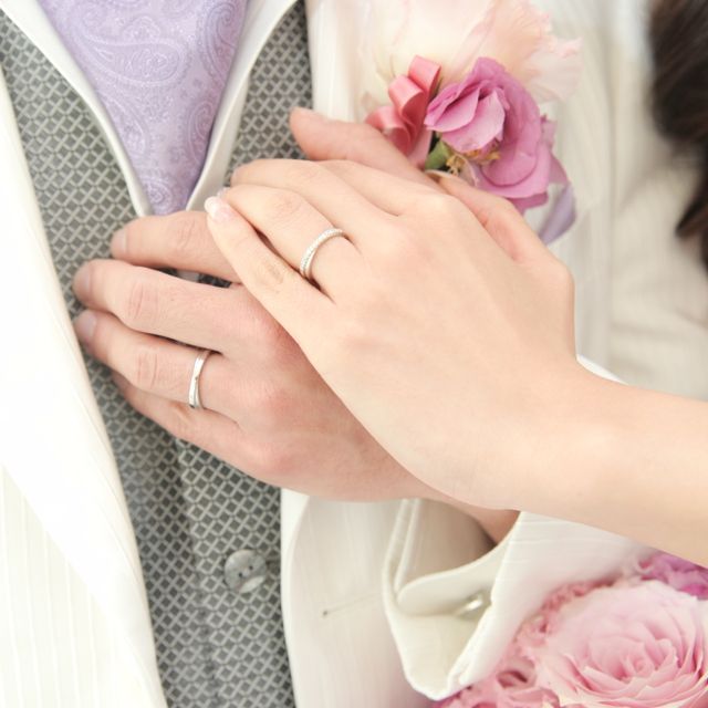 【ジュエリーツツミ(JEWELRY TSUTSUMI)の口コミ】 素材はプラチナで結婚指輪にもダイヤがあしらわれている商品を探していま…