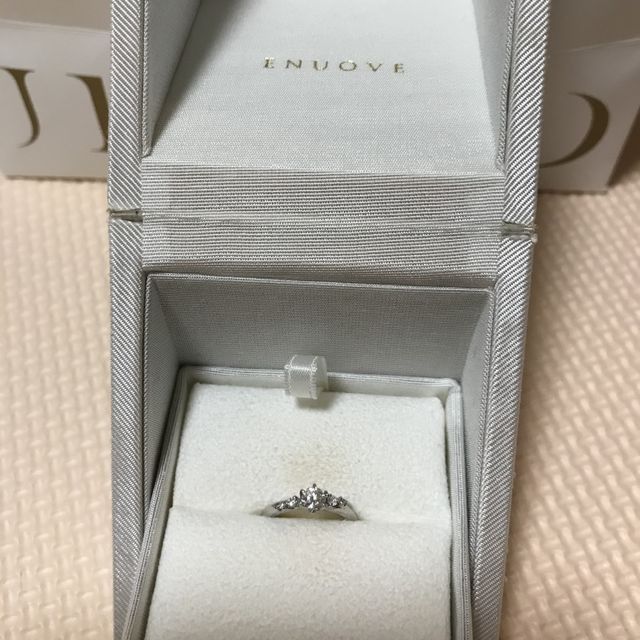 【ENUOVE(イノーヴェ)の口コミ】 婚約指輪はプラチナ素材でS字のウェーブでデザインで決めました。指が細い…