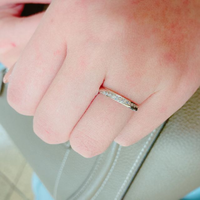 【ラザール ダイヤモンド(LAZARE DIAMOND)の口コミ】 シンプルだけど存在感のある指輪を探していたところ、こちらに出会いまし…