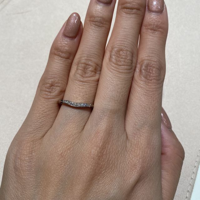 【ブルガリ(BVLGARI)の口コミ】 プラチナ素材のハーフエタニティです。横から見ると少しダイヤの部分が高…