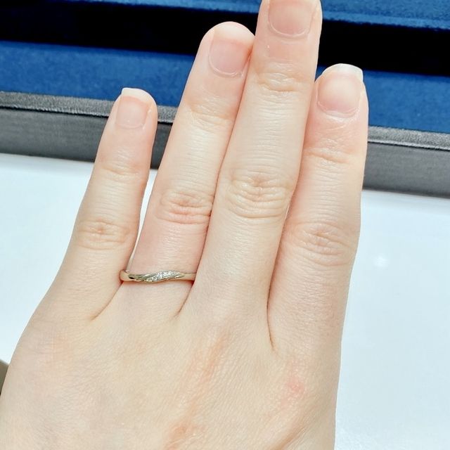 【4℃ BRIDAL(ヨンドシーブライダル)の口コミ】 細身ですが、アクセントに溝があったり、ウェーブデザインなので見ていて…