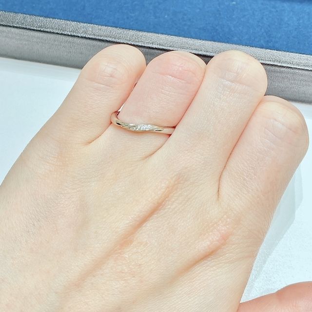 【4℃ BRIDAL(ヨンドシーブライダル)の口コミ】 細身ですが、アクセントに溝があったり、ウェーブデザインなので見ていて…
