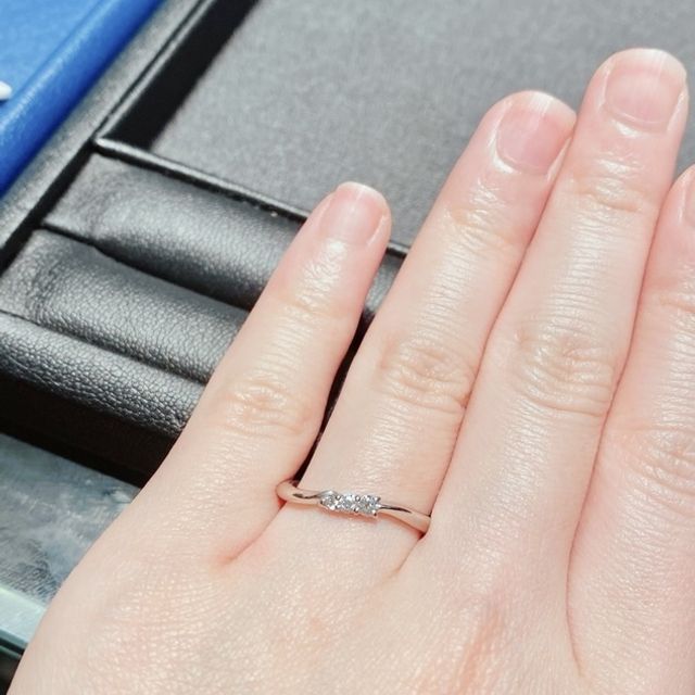 【エクセルコダイヤモンド(EXELCO DIAMOND)の口コミ】 リングは細身であり、中央の大きさの違う3つのダイヤモンドが控えめながら…
