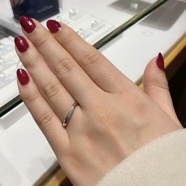 【銀座ダイヤモンドシライシの口コミ】 シャイニングフローという新作の指輪をつけました。お店のスタッフの方が…