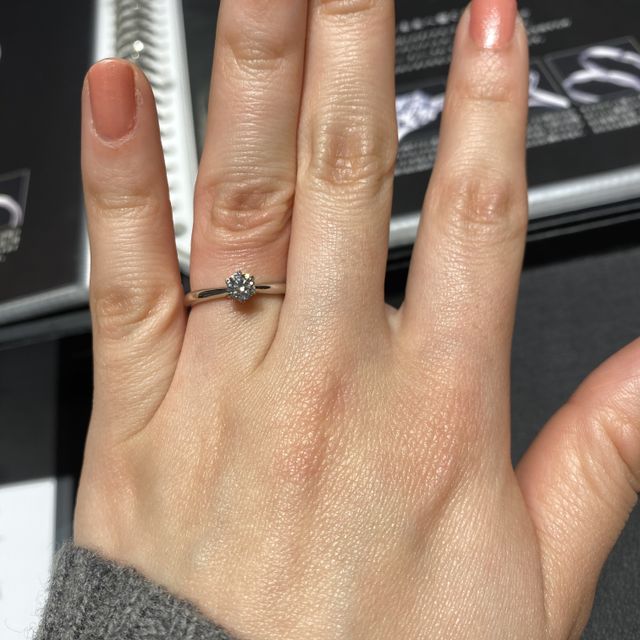 【エクセルコダイヤモンド(EXELCO DIAMOND)の口コミ】 ストレートタイプの指輪を探していました。
ダイヤモンドにかけて細くなる…