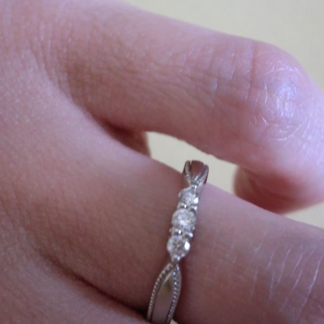 【エクセルコダイヤモンド(EXELCO DIAMOND)の口コミ】 私が購入した指輪の場合は、一見ダイヤの三連のデザインですが、指輪の縁…
