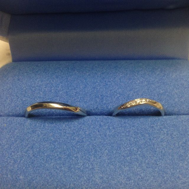 【銀座ダイヤモンドシライシの口コミ】 最終的にはシンプルで飽きがこないという点を重視しました。曲線が指を綺…