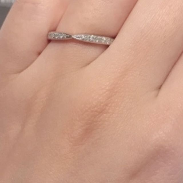 【銀座ダイヤモンドシライシの口コミ】 もともと、ティファニーのハーモニー に憧れていたのですが、
こちらの細…