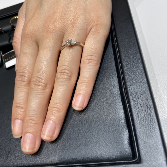 【ラザール ダイヤモンド(LAZARE DIAMOND)の口コミ】 アシンメトリーのデザインなので、付ける向きによって見た感じが変わるの…