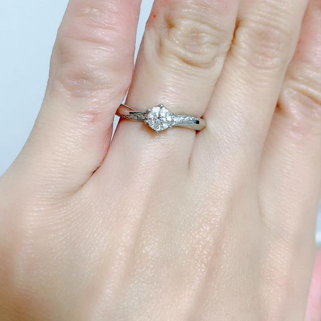 【4℃ BRIDAL(ヨンドシーブライダル)の口コミ】 ダイヤは0.3カラットは絶対に欲しいと思っていました。他の店舗も色々見ま…